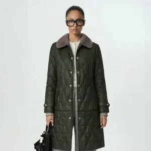 [최초가560 000]코펜하겐 밍크 카라 램스킨 헝가리구스 퀼팅 코트_SOPD251204