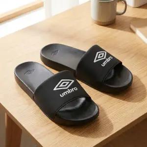 엄브로 UMBRO ZEPPI SD 재피 슬라이드 블랙 UR123ESD11BLK