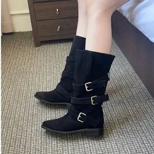 골드버클 스트랩 포인트 미들롱 스웨이드 여성부츠 5FWY