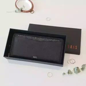 [백화점정품] 닥스 지퍼형 수납력 블랙 천연가죽 여성용 실용적 편리한 장지갑