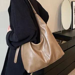 큰숄더백 베이지색 직장인 회사원 데일리쇼퍼백 빅숄더 쇼퍼 가죽 여성 가방 데일리 크로스 패션 스타일링