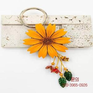 북유럽 스타일 INS 크리에이티브 가죽 꽃 열쇠고리 여성용 레트로 자동차 체인 링 장식 소품 선물