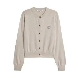 [메종키츠네] 여성 볼드 폭스헤드 패치 가디건 베이지 MW00508KT1036-H218
