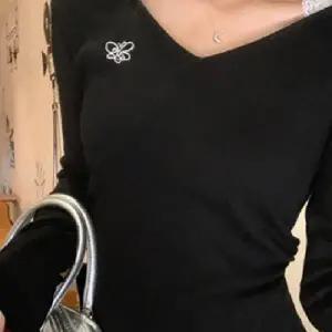 브이넥 긴팔티 가볍고 슬림핏 여름 여성 티셔츠