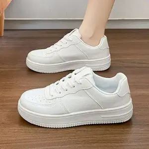 화이트 클래식 테니스 스니커즈 미니멀 데일리화