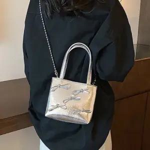 여성 은색 체인 미니 토트백 은색 여자외출가방 외출여성가방 여성외출가방 결혼식하객