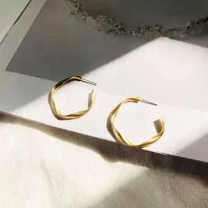 [셀러에이드]매트 웨이브 링귀걸이 스터드 이어링 심플 꼬임