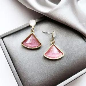 [셀러에이드]트라이앵글 큐빅 귀걸이 데일리 드롭 엣지 여성
