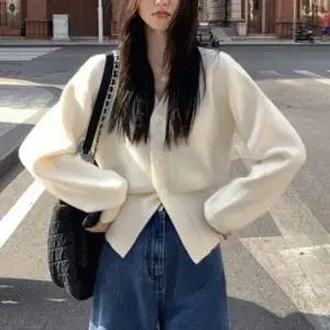 패션스타일 버튼 가디건 허리단 도톰 니트