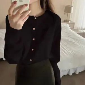 패션스타일 니트 하트버튼 가디건 데일리 러블리