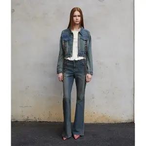 [에고이스트](대전신세계)[BLUE LABEL] 슬림 라인 자수 스판 부츠컷 (ER3ODP02)