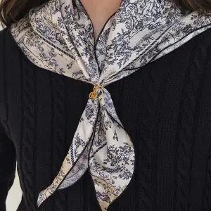 [헤지스](센텀시티점)[뜨왈드주이] Toile de Jouy 네이비 삼각링 러플 실크 스카프(링포함) HISC5E331N2