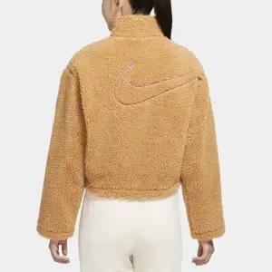 (국내매장판) 나이키 NSW 우먼스 스우시 셰르파 플리스자켓 베이지 CU6640-201