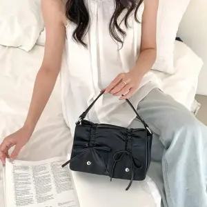 여성 인조가죽 리본 사각 크로스백 숄더백 지갑가방 여성크로스가방 데일리크로스백