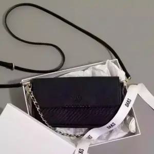 닥스 DCWA4F157BK HOUSE CHECK 블랙 로고장식 소가죽 미니 숄더겸크로스백