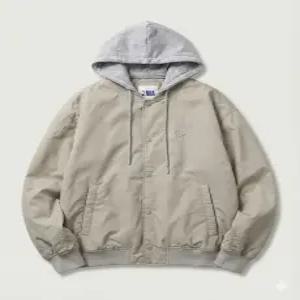 [NBA] NYK 패디드 후드 항공 점퍼(N251JP104P) LIGHT KHAKI