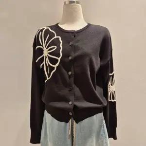 [롯데백화점]꾸즈 빅꽃 니트 가디건(CU262S6)