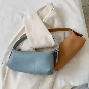 G37 소프트 레더 바게트백 HH