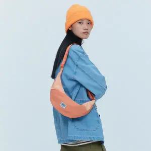 [아웃도어프로덕트](신세계 사우스시티)슬림 바나나 숄더 백 (WO13ZUOABZ27)