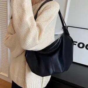 모던 데일리 크로스백 수납 넉넉한 레더 반달 숄더백 hUI2+6DZa