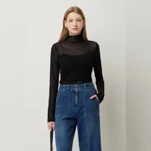 [롯데백화점]시슬리 뉴시어링 하이넥 피티드 티셔츠 SATS06541