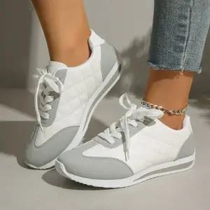 슬림 러닝핏 배색 스니커즈 경량 데일리 운동화