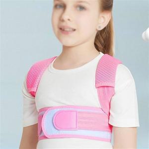 앉은 자세의 촉백 십대가 투명도를 교정하는 THJKUPO 긴장감 크게