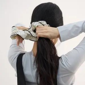 |KMA8596|여성용 일상 도트 패턴 스크런치 배색 머리끈