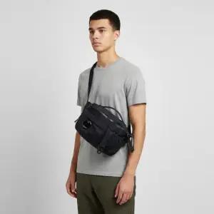 20CMAC043A 005269G 888 렌즈 와펜 크로스바디 슬링백