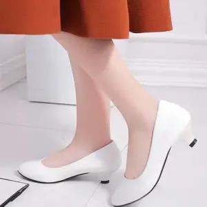 베이직 심플 페미닌 여성 데일리 미들굽 펌프스힐 WF8AABB