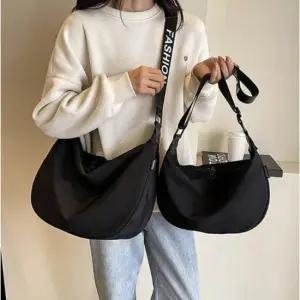 곡선쉐입 소프트원단 넉넉수납 스트랩조절 지퍼포켓 데일리 숄더백 6SS