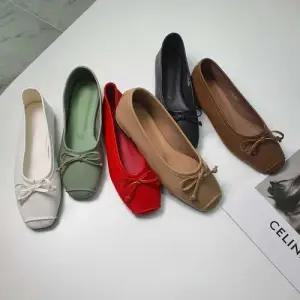 리본 스트랩 장식 포인트 앞코 절개라인 플랫슈즈 WE7F9C4