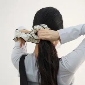 [아트박스]/신상오픈런 여성용 일상 도트 패턴 스크런치 배색 머리끈