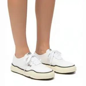 MUST IT_메종 미하라 야스히로 베이커 빈티지 OG솔 캔버스 로우탑 스니커즈 화이트 A09FW735