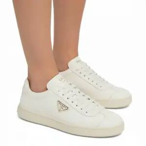 MUST IT_ PRADA 로고 가죽 스니커즈 레더 운동화 1E413N F0304