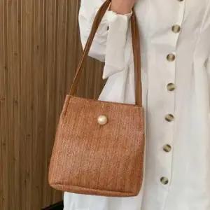 [패션] 여름용 토트 숄더백 여성용 나들이 외출 데일리 가방 하객룩 소지품