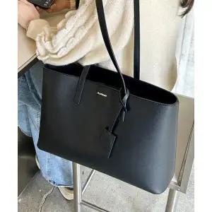 매장정품 JILLSTUART ACC [시티에센셜] 로고 장식 블랙 비건레더 숄더백 (노트북수납가능)