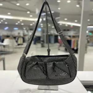 [원더플레이스] 꼬모니노즈 FW CHECK 2POCKET HOBO BAG (WW9N3THAB101)