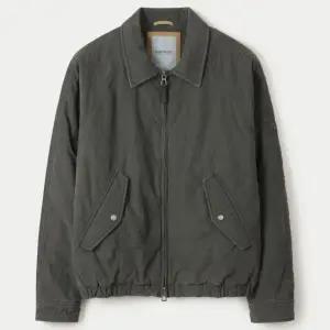 [롯데백화점]시리즈 피그워싱 블루종 점퍼 SHUAW25921GYX