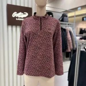 크로커다일레이디 HC28 반집업 티셔츠 시즌 레터링 로고를 자가드로 짠 것이 포인트 C