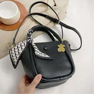 여성 스카프 인조가죽 토트백 크로스백 데일리크로스백 폰가방 폰크로스백 여성크로스백