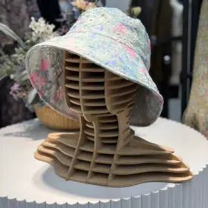 [써스데이아일랜드]플라워 펀칭 버킷햇 t252mcp135