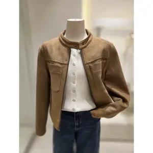 [SOUP](하남점) 하이넥 인조 스웨이드 숏 자켓 (SC2LE30)