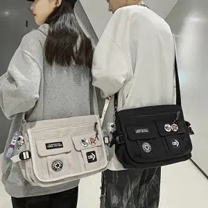 남여공용 뱃지키링 포함 투포켓 수납력 좋은 메신져백 (KYR-WCC742E)