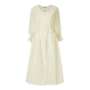 [롯데백화점]포커스 플라워 자수 스모크 밴딩 원피스 PBVFF6S1OP3121