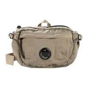 [CP컴퍼니] 25FW 나일론 B 크로스백 바디백 149310596