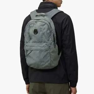 [CP컴퍼니] 나일론 B 렌즈 백팩 실버블루 153100241