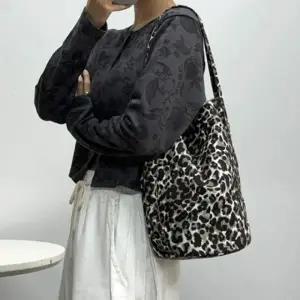 원통 모형 가볍고 수납이 간편한 숄더백 호피무늬