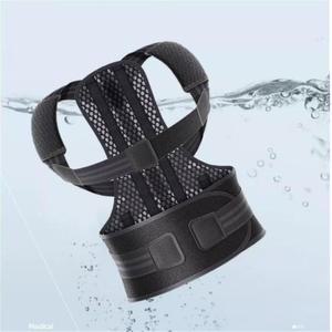 가슴 높이와 어깨 높이를 교정하는 노인의 허리 교정 중간