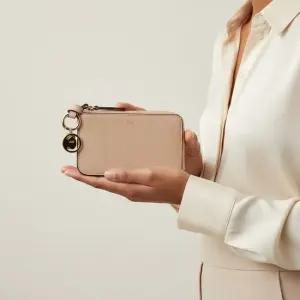 SS25 여성 알파벳 코인 지갑 CHC21WP944F57 6J5